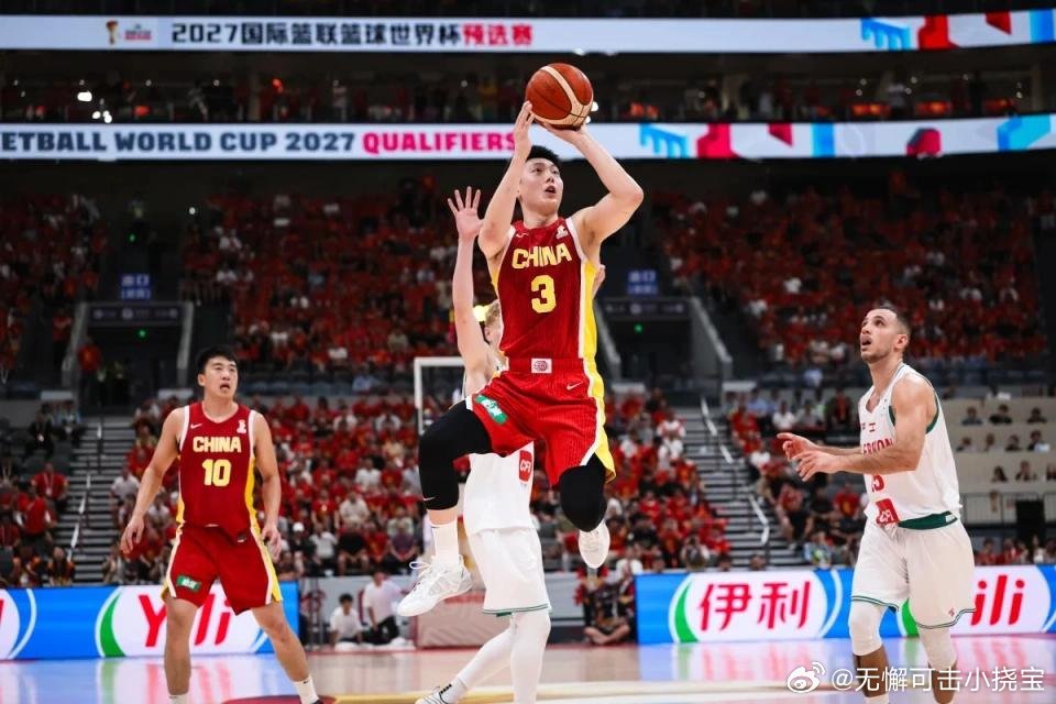 #胡明轩担任亚运会中国男篮队长#2026年名古屋亚运会，赵继伟因伤病休整缺席，28岁胡明轩接过队长袖标，这也是他第二次担任国家队大赛队长。

打过世界杯、亚洲杯、世预赛，经历过舆论低谷与决赛硬仗，见过胜负起伏，懂得如何消化压力，给年轻队员做心理参照。 ​
