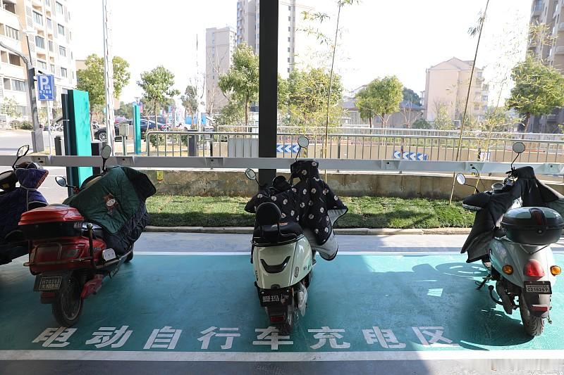电动自行车，不要推回家楼道、室内充电。
 
室内充电一旦电池起火，燃烧速度极快，产生有毒浓烟，逃生难度很大。
尽量在室外专用充电棚充电。
电池老化、鼓包，不要继续凑合用，及时更换，消除火灾隐患。
 
安全科普 电动车防火