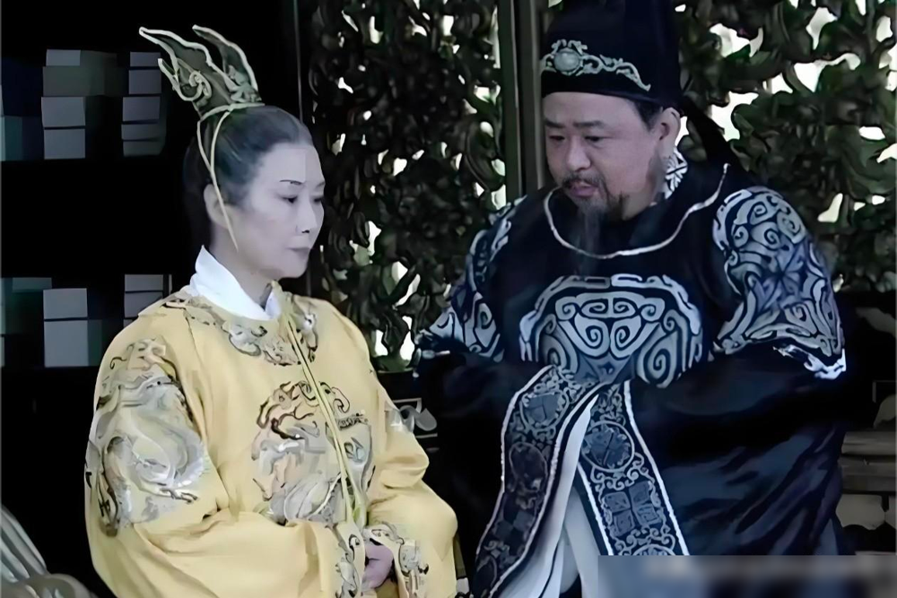 武则天问狄仁杰：“朕想立武三思为太子，你反对吗？”

我倒觉得这段对话，最耐人寻味的不是狄仁杰劝成了，而是他压根没提“武三思不好、李显更贤”这种虚话。他就抓死了一个点：太庙牌位。侄子当皇帝，姑姑没资格进祖庙；儿子当皇帝，母亲永远有一席之地。这个理由狠就狠在，武则天再强势，也逃不过“死后归宿”这四个字
