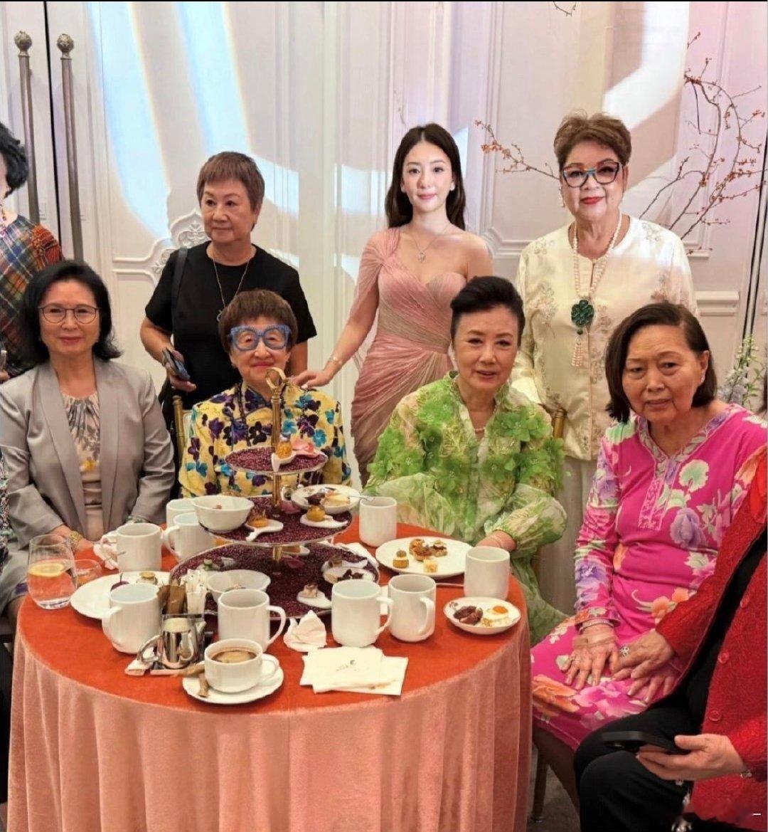 39岁￼方媛⁠￼￼参加￼奚梦瑶⁠￼￼￼何猷君⁠￼￼的婚礼，她穿着一袭粉裙，长发披肩，皮肤白皙，整个人看起来好美！就是脸辨识度一般，网红感太重了！ ​