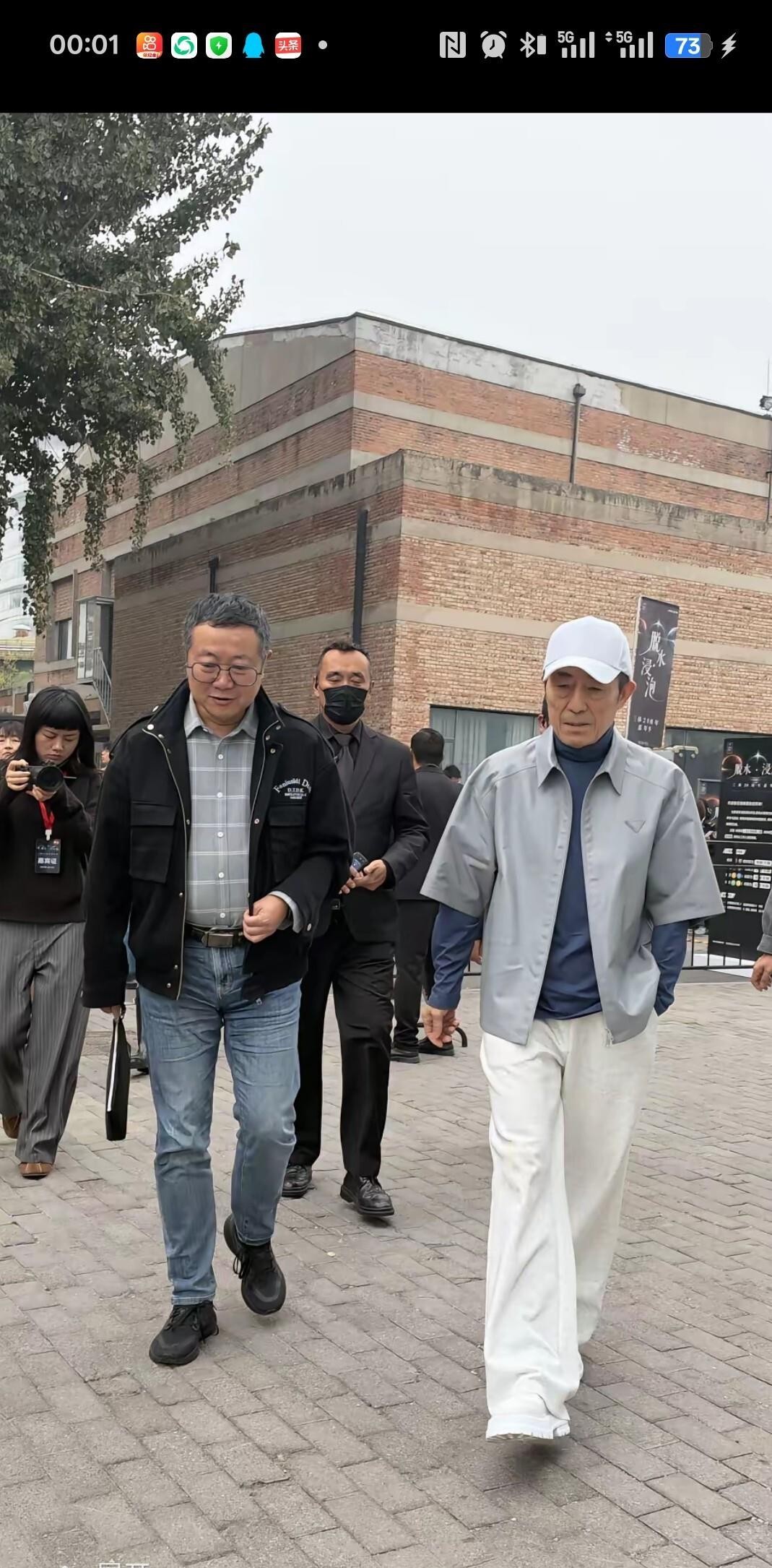 七十六岁的张艺谋穿了一件网传四万块的普拉达上衣露面，状态挺精神，但这事最值得聊的压根不是价签。衣服品牌和价格全是网友扒出来的，官方从头到尾没认过。倒是他每天雷打不动快走五公里的习惯，是实打实跟了他十几年的东西。下雨撑伞走，下雪顶着帽子走，走完才回家。一个七十六岁的人，身上挂着腰伤旧毛病，还在一线盯片