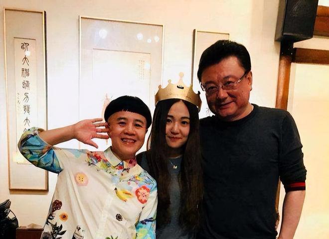 央视主持人王宁刘纯燕女儿“娃娃”被曝家暴！还揍妈妈金龟子，12岁就与男友同居。