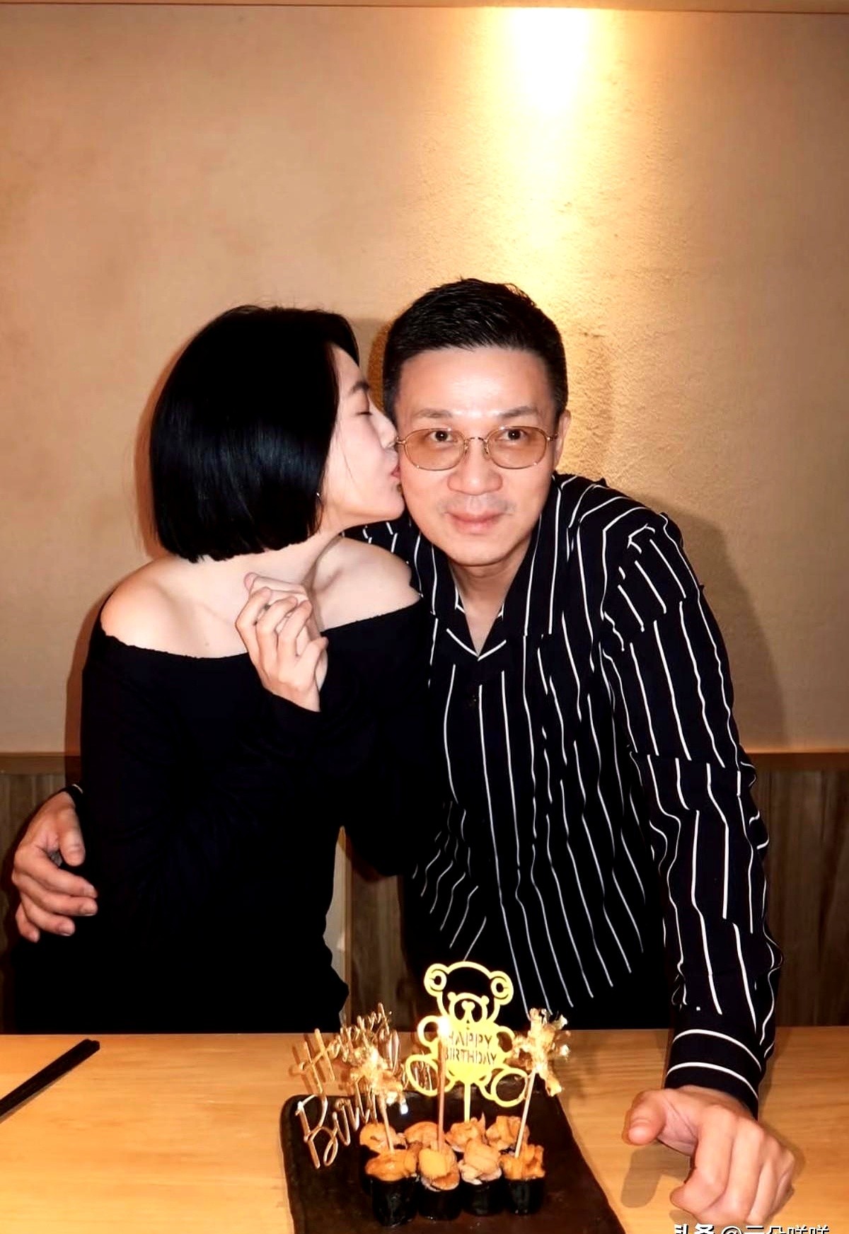 许雅钧56岁生日宴上的一个镜头，把小S一家的真实状态全抖出来了。

二女儿Lily举着手机拍视频，镜头晃过餐桌，小S和许雅钧笑着对视，两人眼角的纹路都没遮掩，满脸松弛。

这场家宴没搞大排场，三个女儿和大姐家的儿子米谷围坐一桌。几个年轻人满脸胶原蛋白，网友的目光全被Lily说话时温婉的语调勾走了。没