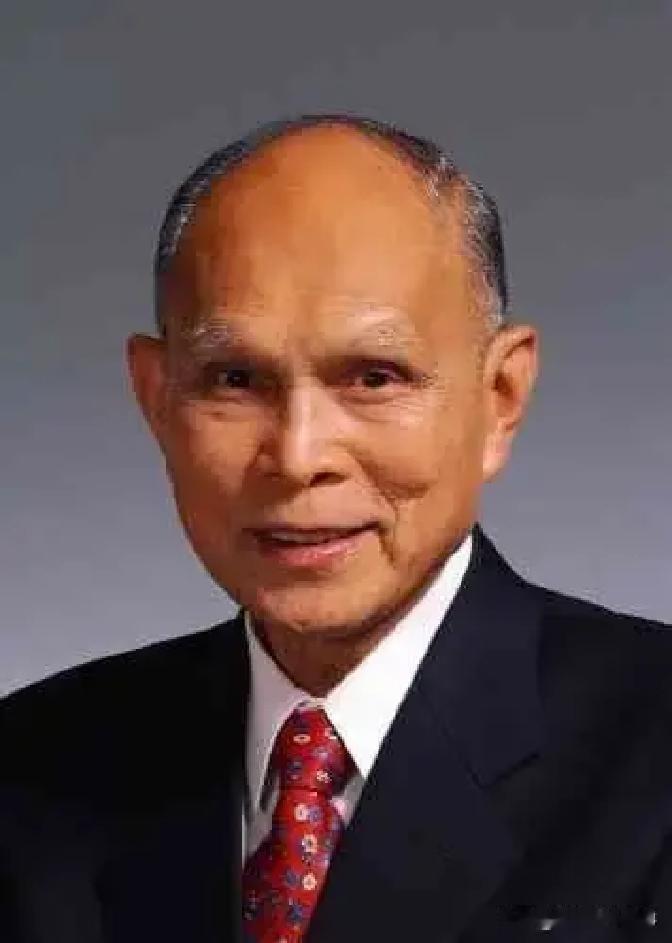 1986年，英国女王访华，因为没有好车接待，国家便去找霍英东借车，本以为他会将自己座驾拿来救急，却没想到他直接大手一挥买了一辆新的劳斯莱斯，而且在访问结束后还表示：不用还了！

车是在香港订的，加长版，皇家蓝，内饰全真皮，各项配置都按最高规格来。霍英东亲自跟车行交代，不用考虑价钱，但要快——女王行程