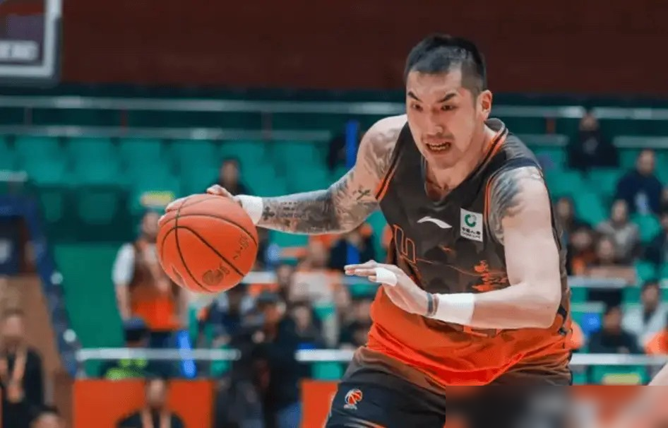 胡金秋，从新疆拾棉花的少年，到年薪600万的顶薪球员。 赛场上，他跟...