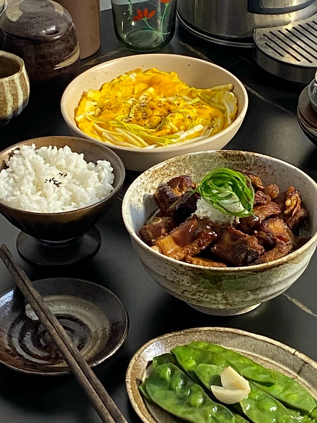 今日食谱📜香炸排骨 蒜黄鸡蛋 素烧猫耳豆🥢