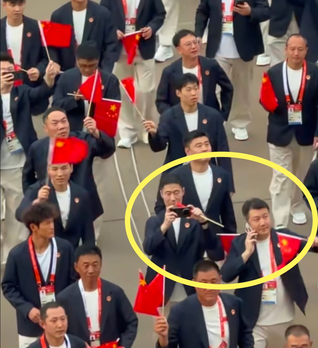 亚运会开幕式，为什么国乒队员不参加，王励勤却参加？
原因很简单，不是什么突出个人，而是因为明天乒乓球比赛就要开始了，
女团是上午的10点，
男团是中午12：30，
参加比赛的队员还要专心备战，
亚运会开幕仪式整个流程比较长，
影响状态，
虽然乒乓球队不参加，
但是主席王励勤代表大家出席，
也算是参与