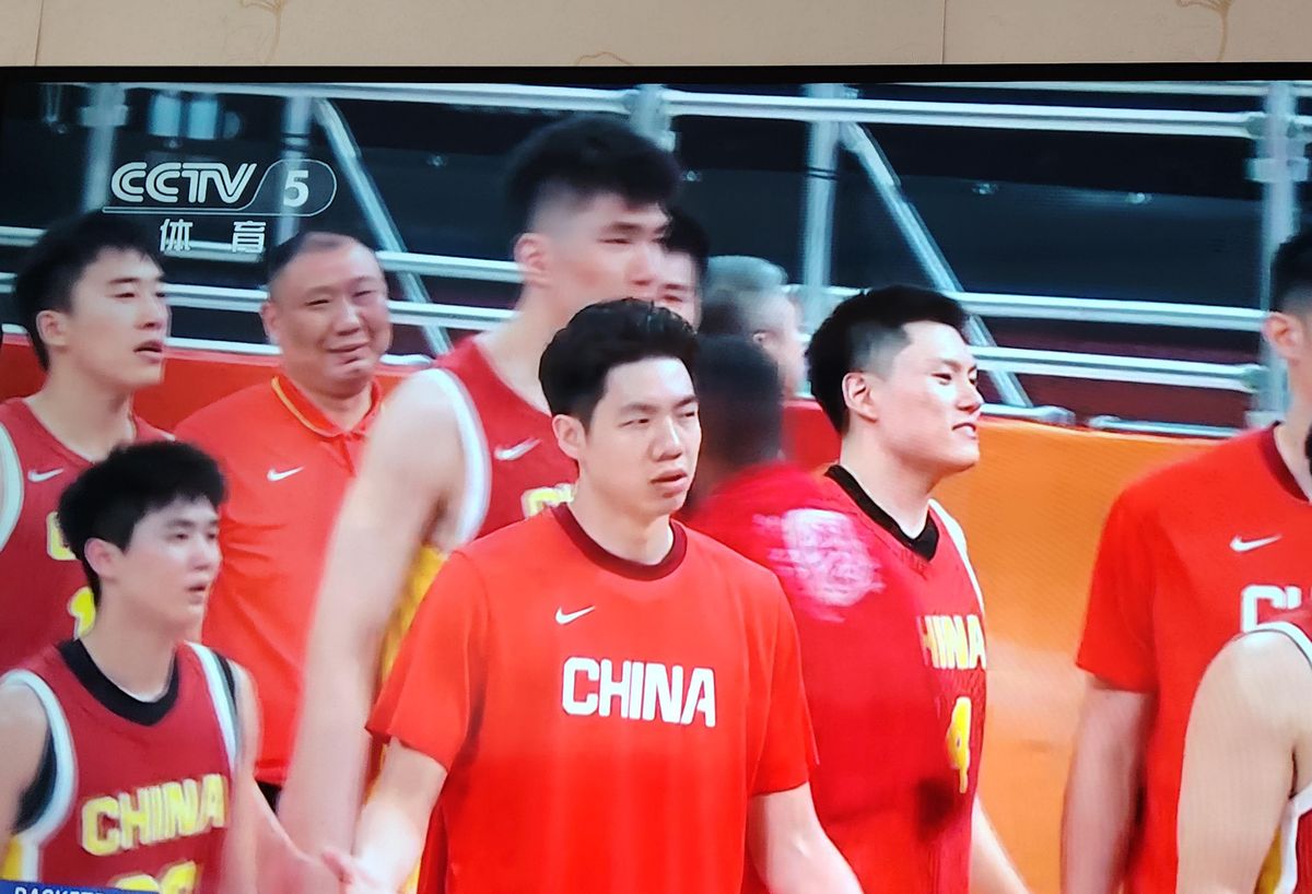 中国男篮明日下午3点硬刚沙特，赢了就进亚运4强，这场球根本没有退路。9月16日四场1/4决赛排得满满当当，韩国打约旦、伊朗碰巴林、日本对中国台北，但咱眼里只有15:00这一场。小组赛三战全胜，合计净胜128分，中国队这状态确实火热，攻防两端都打出了气势。翻翻老账，亚洲杯历史上中沙交手6胜1负，唯一那