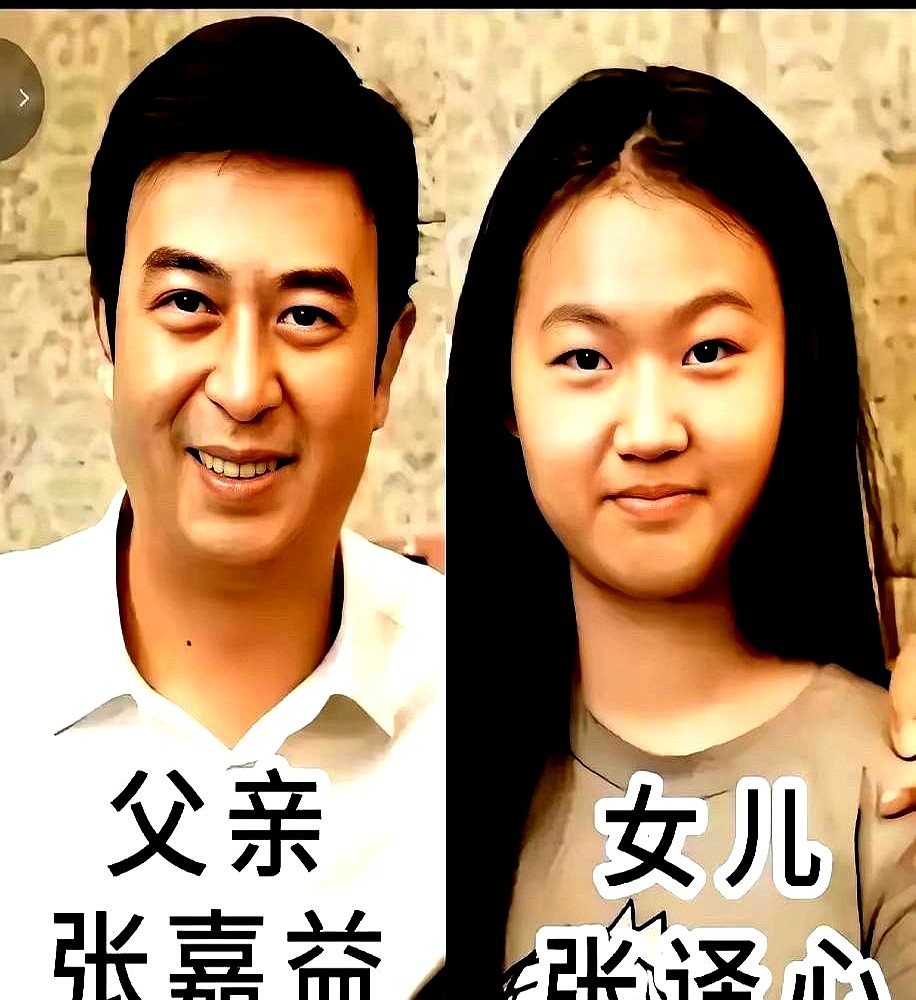 张嘉益新剧《主角》收视破3，他还是艺术总监。换别人早把25岁北电毕业的女儿塞进剧组了，但他偏不。

这剧磨了8年，张嘉益手里全是筹码。换作别的星二代，早带资进组了。但他女儿毕业几年硬是一次没露面。当年在《十三邀》跟许知远对谈，这位老戏骨活得太明白。他知道娱乐圈这碗饭烫嘴，硬塞进去多半遭罪，怕孩子德不