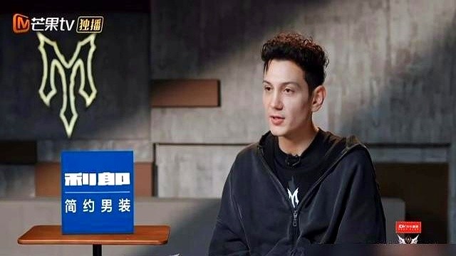 规则没整明白，艾热在综艺里一棒子把击球机会给挥飞了。

愣了两秒他直说了：平时动脑的都是王以太，我只管执行。网友全在笑，但细品这种搭档模式，一个盘逻辑一个往前冲，背后有人兜底，脑力全砸在音乐里。

刚发的四首歌EP《太热爱》，11月武汉巡演票价380到980元。这种一个出脑子、一个出死力的组合，你觉
