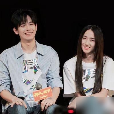 胡先煦李宛妲又被拍了，这次直接是同一套房。狗仔蹲到李宛妲收工回去，第二天胡先煦也进了同一个门。
俩人从《异人之下》算起，被拍四年了。不官宣，不否认，不拿恋情炒一点热度。戏照拍，综艺照上，日子照过。
那边《醉梦》刚开播，他演刑警高雪林，查案较真，直播还提醒李乃文“不许掏不该掏的”，全场笑翻。转头下