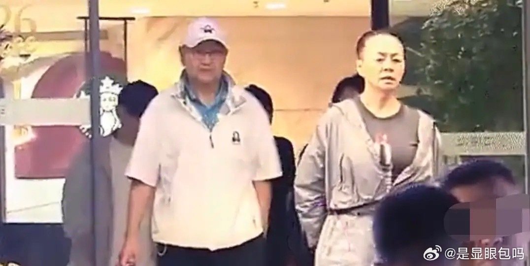 网友偶遇宋丹丹与丈夫赵玉吉一同现身好友饭局上 65岁的宋丹丹皮肤白皙紧致，身姿挺拔利落，看起来远比实际年龄年轻，身旁的赵玉吉穿搭简约低调，气质沉稳儒雅，温润又稳重。 ​