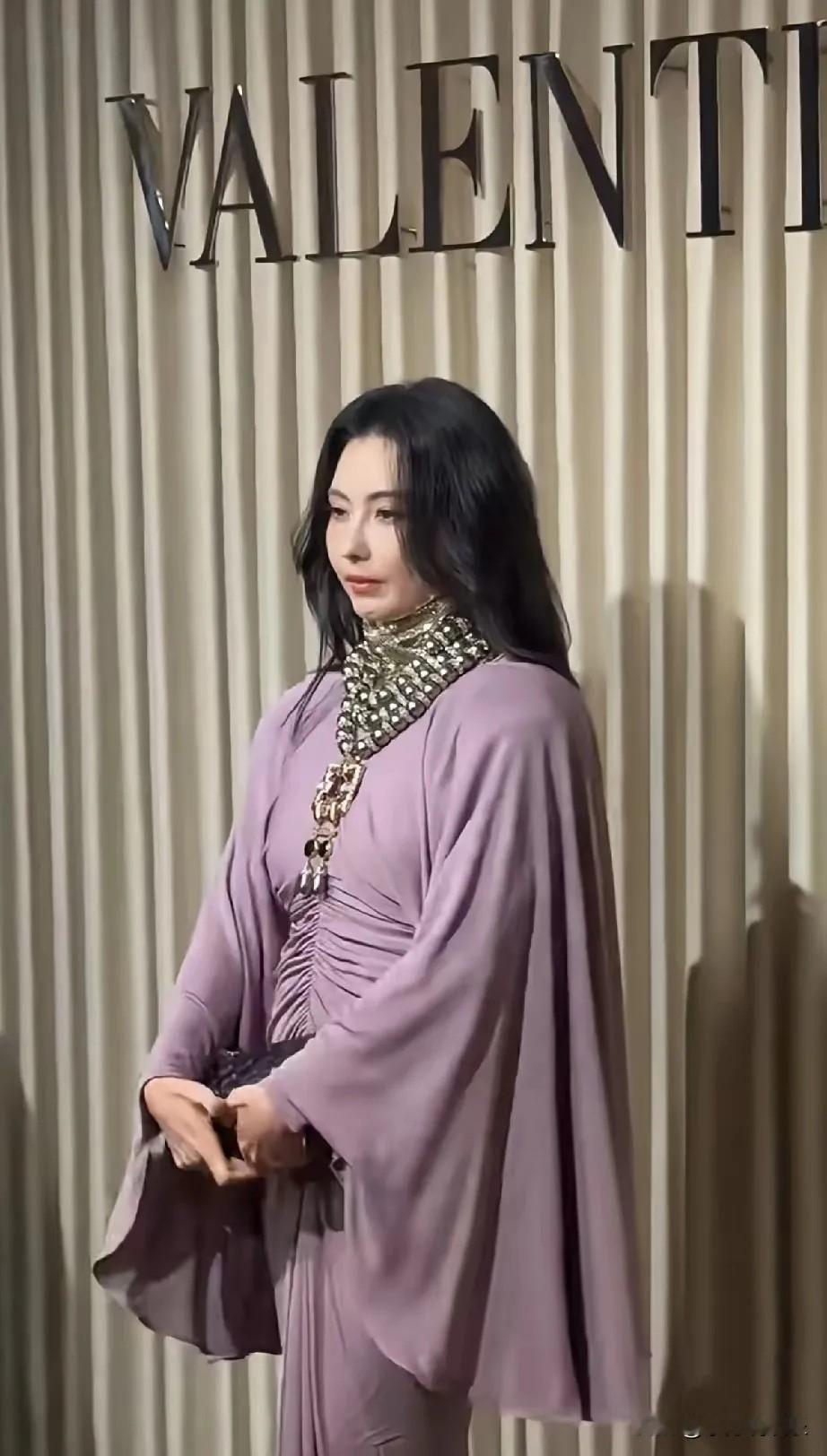 张柏芝出席活动脸又肿了，脸比韩安冉大一圈，不知道是不是过度医美，还是衣服问题。

像胖头鱼一样没有脖子，张柏芝最近状态真的忽好忽坏，戴着厚重的项链，整个人看着很疲惫。

岁月不饶人美人迟暮，不知道她有没有做医美，和韩安冉合影，甚至输给了韩安冉。