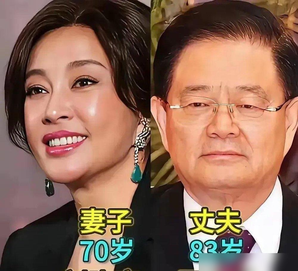 那英在台上嘶吼，宋丹丹穿着件灰扑扑的卫衣，缩在台下人群里，像个遛弯顺路进来的大妈。
不戴墨镜，不坐包厢，身边连个助理都没有。镜头扫过去，她正跟着节奏晃脑袋，嘴角带笑。
这几年她彻底不装了。不接戏，不上综艺，不掺和圈里那点破事。日常就三样：买菜、旅行、带孙子。前阵子有人在街头撞见她，素着脸，皮肤紧