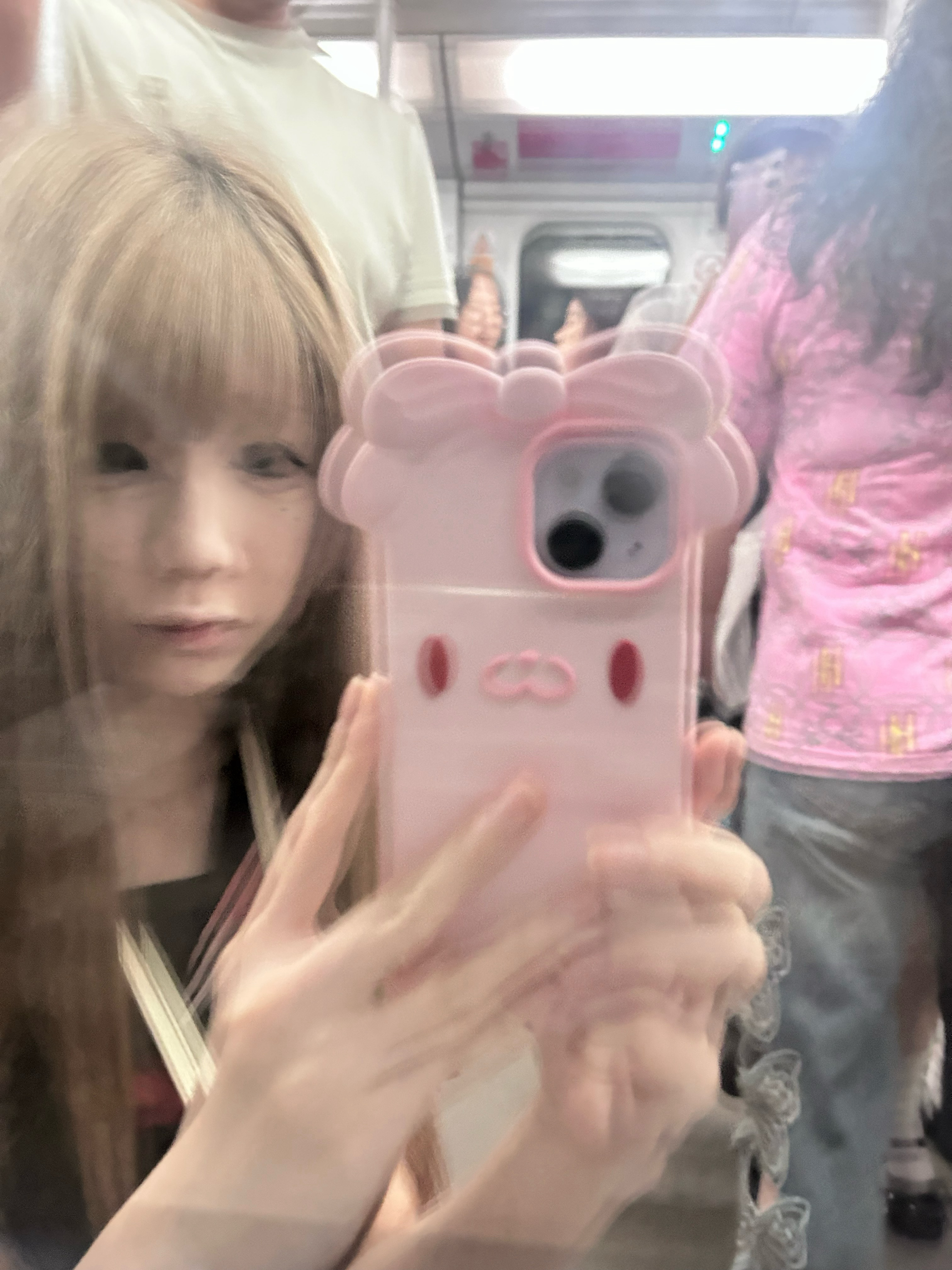 #精神安定ログ# 
今日精神：体重焦虑…
今日体征：耳朵好很多了哟！！

忘记是哪天上活时候了…！！但是好像还挺可爱的于是就拍了(｡ì _ í｡)
其实纺纺上活在地铁上大多数都是这样脸部施工未完成状态(⌒-⌒; )

最近两周又开始爆痘了究竟为何…有没有既可以吃好吃的又可以减肥的办法呀呀呀可恶…决定从 ​