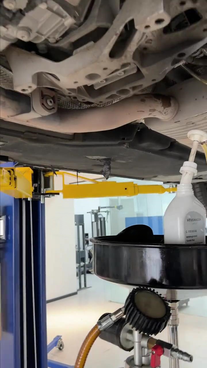 奥迪A4L四驱系统要单独保养吗？
2020款奥迪A4L 40 TFSI quattro豪华动感型，6万公里大保养包含变速箱油更换。但保养手册里并没有单独列出四驱系统的油液更换项目。
其实换了变速箱油，不代表四驱传动部件都完成了保养。尤其是quattro车型，后桥相关部件也值得关注。
所以建议保养时先