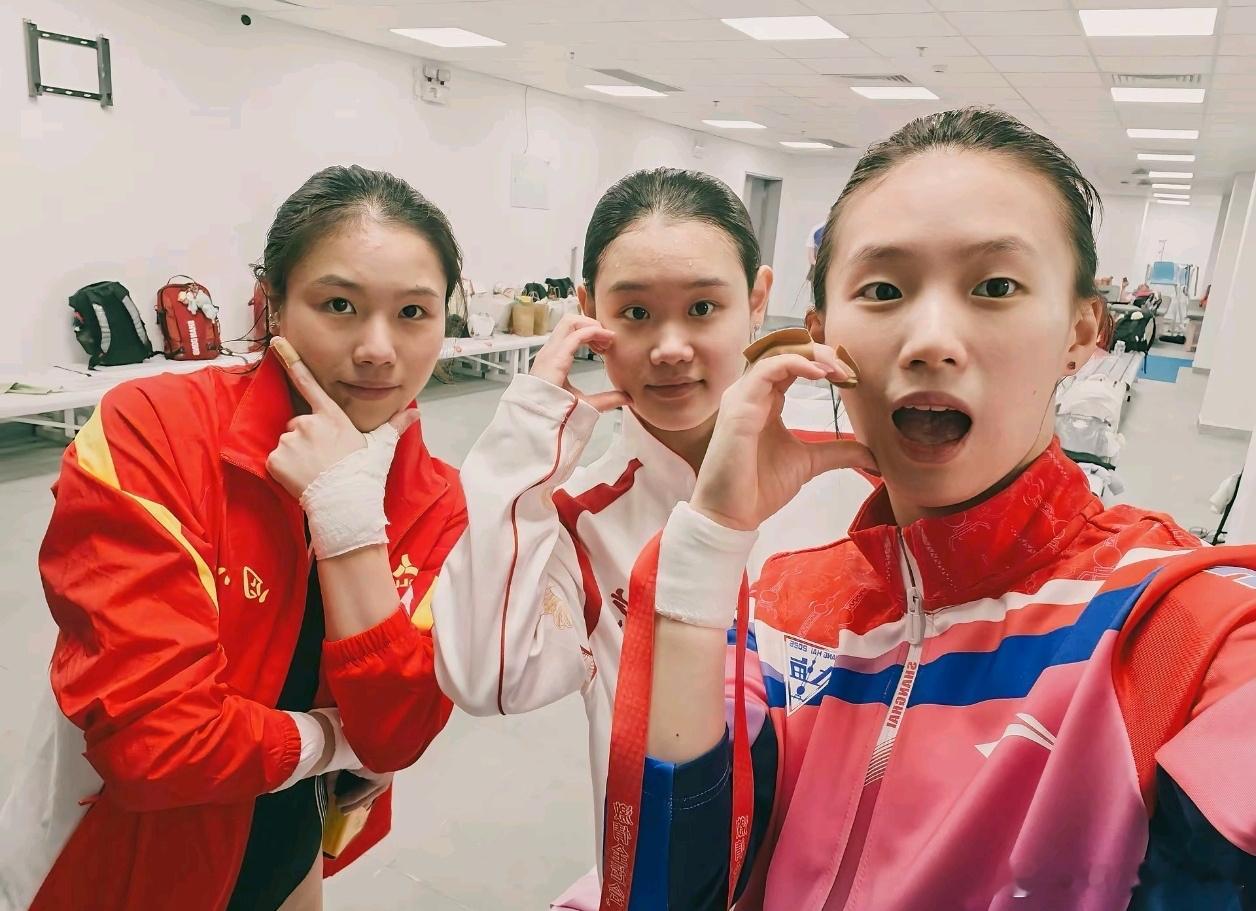 在综艺《我家那闺女》里，退役跳水奥运冠军张家齐聊起过往职业生涯，自曝13岁参加全运会，包揽十米跳台单人、双人金牌，拿到81万赛事奖金，这也是她职业生涯单笔最高比赛收入，话题迅速冲上热搜。

数字带来强烈的冲击感，不少网友感慨同龄人的巨大差距，惊叹少年成名的幸运。但褪去数字