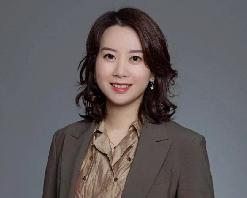 一家药企的核心产品受试者试药后死亡，面对记者的提问，知名生物公司董事怒怼记者“滚开”！

据了解，这家企业的创始人是85后复旦女博士，公司已连亏2年半，目前公司正冲刺IPO。其实公司亏损并不怕，只要能上市，只要股民走个面买它的股票，就啥都有了。

不过让人不解的是，有网友吐槽这个女博士对记者的态度，