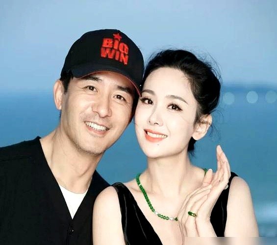 郭晓东拿了金熊猫最佳男配，全网都在说他命好。

老婆程莉莎宠着，上学时班主任给煮鸡蛋，拍戏队友也护着。好像他这一路，全是贵人扶着走过来的。

可没人记得，他刚出道时被骂“演技做作”，连镜头都不敢看。那几年，他一头扎进现实主义题材里，一个动作一个眼神地抠，死磕自己。

这次的庄超英，就是这么磕出来的。