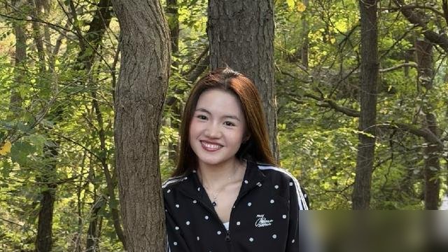 25岁，被停掉零花钱，搬出去自己租房了。
李勒优这事儿闹到现在，最扎眼的不是吵架，是晋妈直播里那句“停了她几个月零花钱”。一个大学毕业的成年人，零花钱说断就断，面馆不去帮忙就是“作息颠倒”。
李勒优没撕，只在账号上发了句“接受一切事与愿违”。记者追问，她就一句“和晋妈关系挺好的”，其余不便多谈。