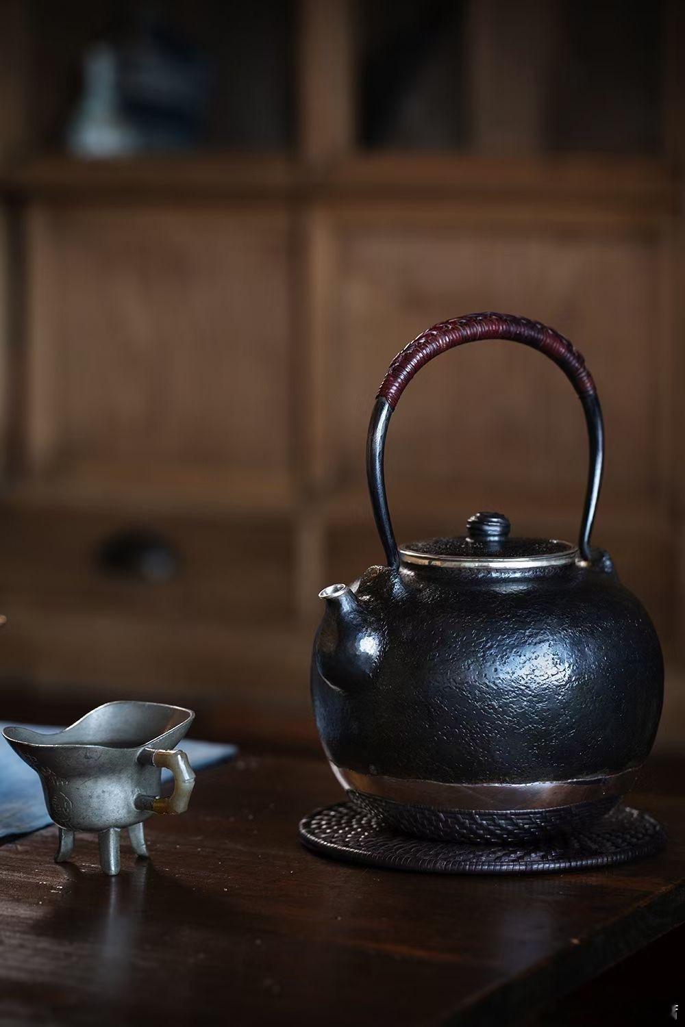 你说银壶没腔调铁壶不好用那来把铁包银不就可以了[害羞]人这一生到底什么最重要纯手工银壶 ​​​