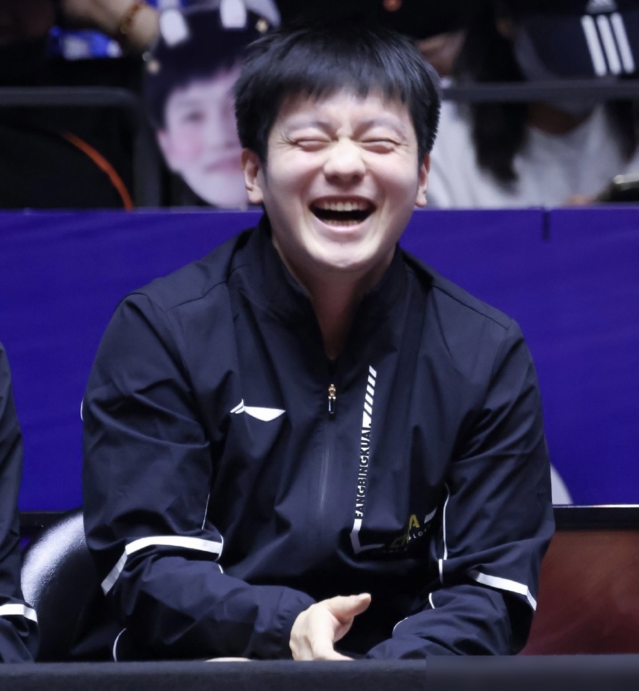 评论区还在怀念那个会笑会闹的樊振东，可马龙说他现在像一堵墙。
东京奥运决赛打完，马龙撂了句话：之前那点心理优势，没了。再往前数，他说樊振东这代比他们强。全运会落后时，马龙又说，那股子信念，配得上赢。
王皓带了他这么多年，最清楚这八年世锦赛磨出来的东西。场下照样能调侃许昕，上了场就变脸。不是没了活