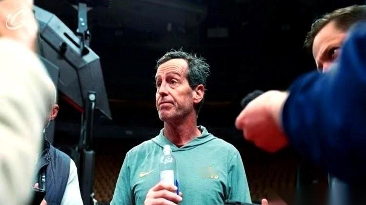 猛龙队那套防守，其实就一招：掐死上线。 哈登手刚举起来要球，一个人影直...