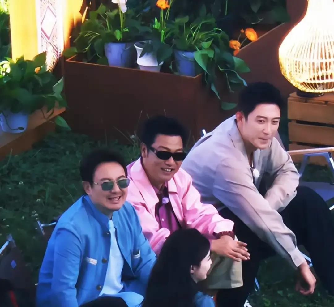 黄景瑜录综艺，全程没跟王楚然说一句话，连休息区接水都等对方走了才去。

2023年全网拿王楚然版消防员对比黄景瑜版。热评说黄景瑜演完没人敢跟他去消防培训，王楚然演完没人敢跟消防员谈恋爱。王子奇就是那段时间被黄景瑜牵线进《他从火光中走来》剧组，演刑警。

2026年1月，黄景瑜转发王子奇新剧官宣微博，