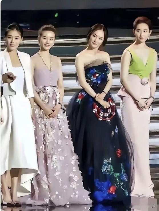 这四位大美女——马思纯、刘诗诗、杨幂和刘亦菲同框站在一起，个个都穿的花...