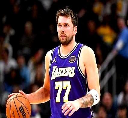 季后赛首秀就是个“照妖镜”，有些人是真没半点客气！    詹姆斯200...