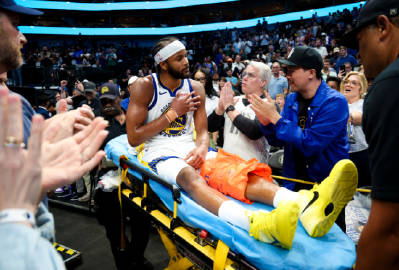 NBA常规赛，勇士加时137-131力克独行侠，穆迪膝盖重伤离场。<b...