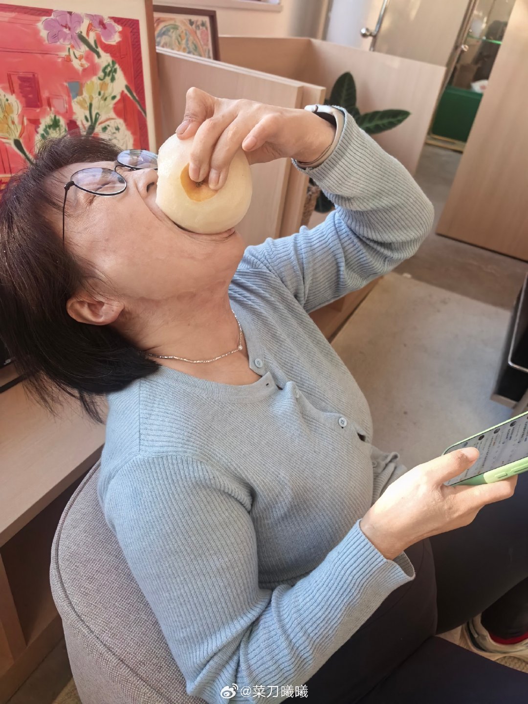 勤快哥买了三箱秋月梨。
刚问我吃不吃，我说我不吃。
然后削好了问我吃不吃，我说那我吃一口。
他撺掇我吃。
我真吃了，他又偷拍我讽刺我[微笑] ​