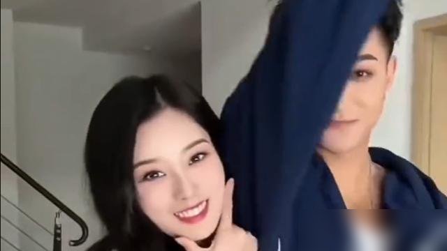 孩子都两岁多了，才承认。
徐艺洋晒了张海边牵娃背影照，黄子韬直接转发：希望我儿子健康长大。热搜第一，爆了。
紧接着直播回应，信息量巨大。孩子两岁多，剖腹产，中国国籍，就一个。之前网传的代孕、美国宝宝、双胞胎，全给否了。
最绝的是时间线。2024年生的时候，黄子韬憋不住想官宣，徐艺洋产后情绪差，
