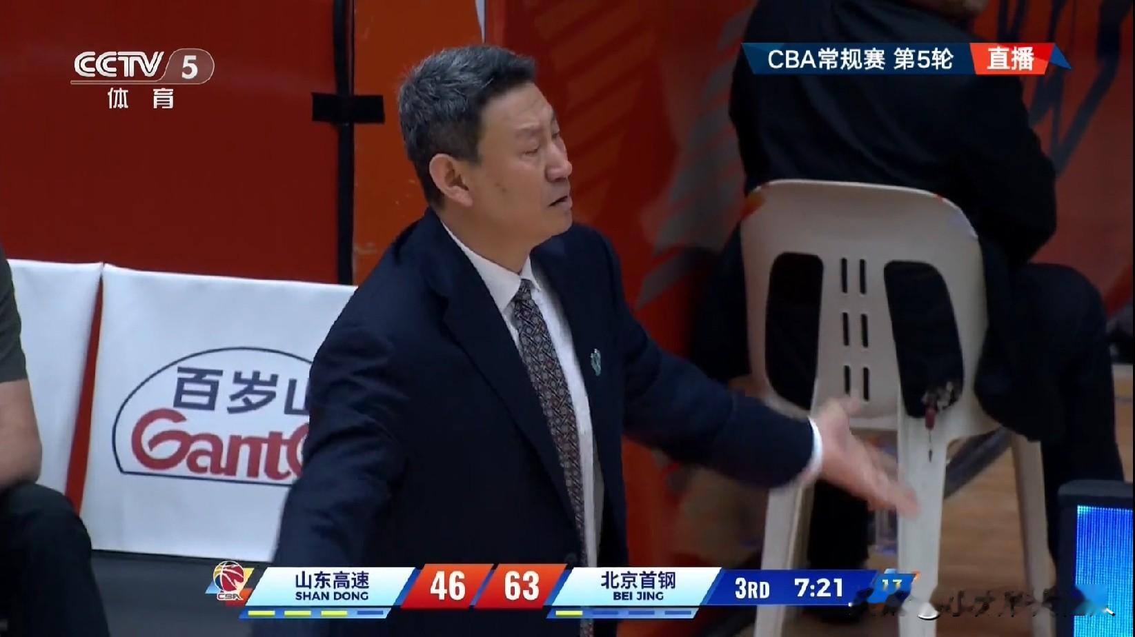 独占CBA榜首，谁还能阻止北京首钢的脚步，5连胜只是开始。客场战胜强队克星的山东高速，让整个CBA见识到了北京首钢的底蕴。
北京首钢太强了，强如赵睿和曾凡博也只能打替补。内线由周琦和桑普森组成的双塔，直接打爆了法耶和陶汉林组合。周琦不愧是亚洲第一中锋，单场13篮板，让山东内线自叹不如。不只如此，首钢