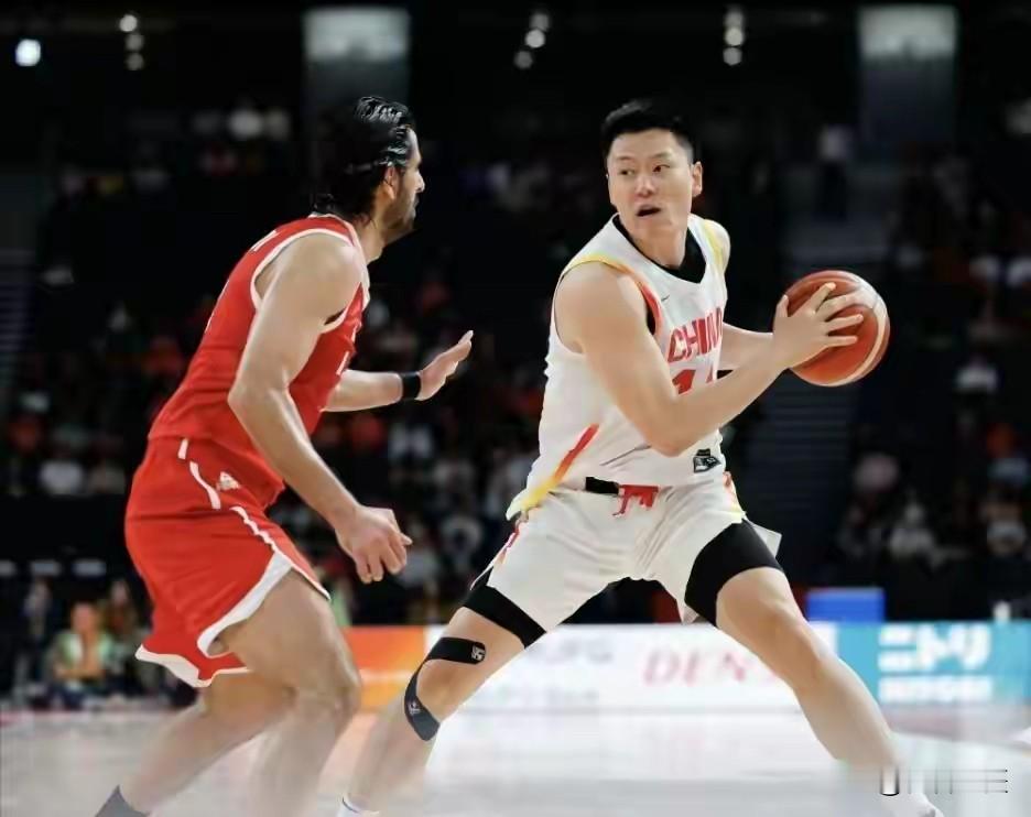 时长堆不出强度，实战才磨出节奏 



封闭集训饱受全网吐槽，苦练模式究竟是帮男篮还是害男篮？
男篮持续低迷，国家队长期封闭集训的模式，彻底被推上风口。
无数球迷提出质疑，好好的联赛状态，一进集训就彻底练废。
很多球员在俱乐部打球，灵动、果断、手感火热、节奏在线。
一旦进入国家队封闭式集训，上场瞬间