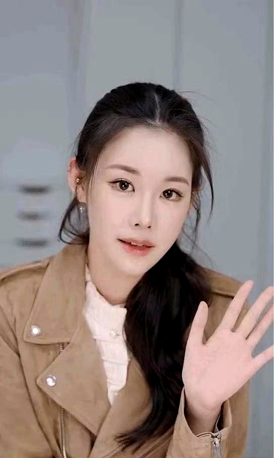 欠着前公司一千多万，还背着限高令，普通人要是摊上这种事，怕是早就愁得睡不着觉了。可姜乘澜呢，刚一复出，粉丝量直接冲到一千三百万，那叫一个财源滚滚。
 

这年头，头部网红的吸金能力简直让人眼红。商单几十万一单，只要她愿意慢慢接广告，那笔巨额赔偿压根儿不是事儿。前公司当初要价一两个亿，后来被法院砍到这