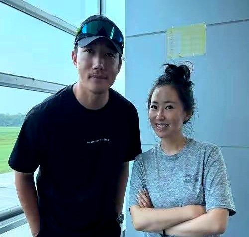 荧幕上狠毒的反派专业户，现实里竟然跳海救命。

国庆印尼潜水，一名中国女游客氧气剩70时突然失控，直奔深海。潜导一个人死活拽不住，眼看要被一起拖下去。章涛看见二话不说直接跳水，硬是帮潜导把人拉了回来。

被救女孩事后发文晒合影，直言当时阳光打在章涛身上简直像“圣光”。这哥平时在剧里凶神恶煞，面对道谢