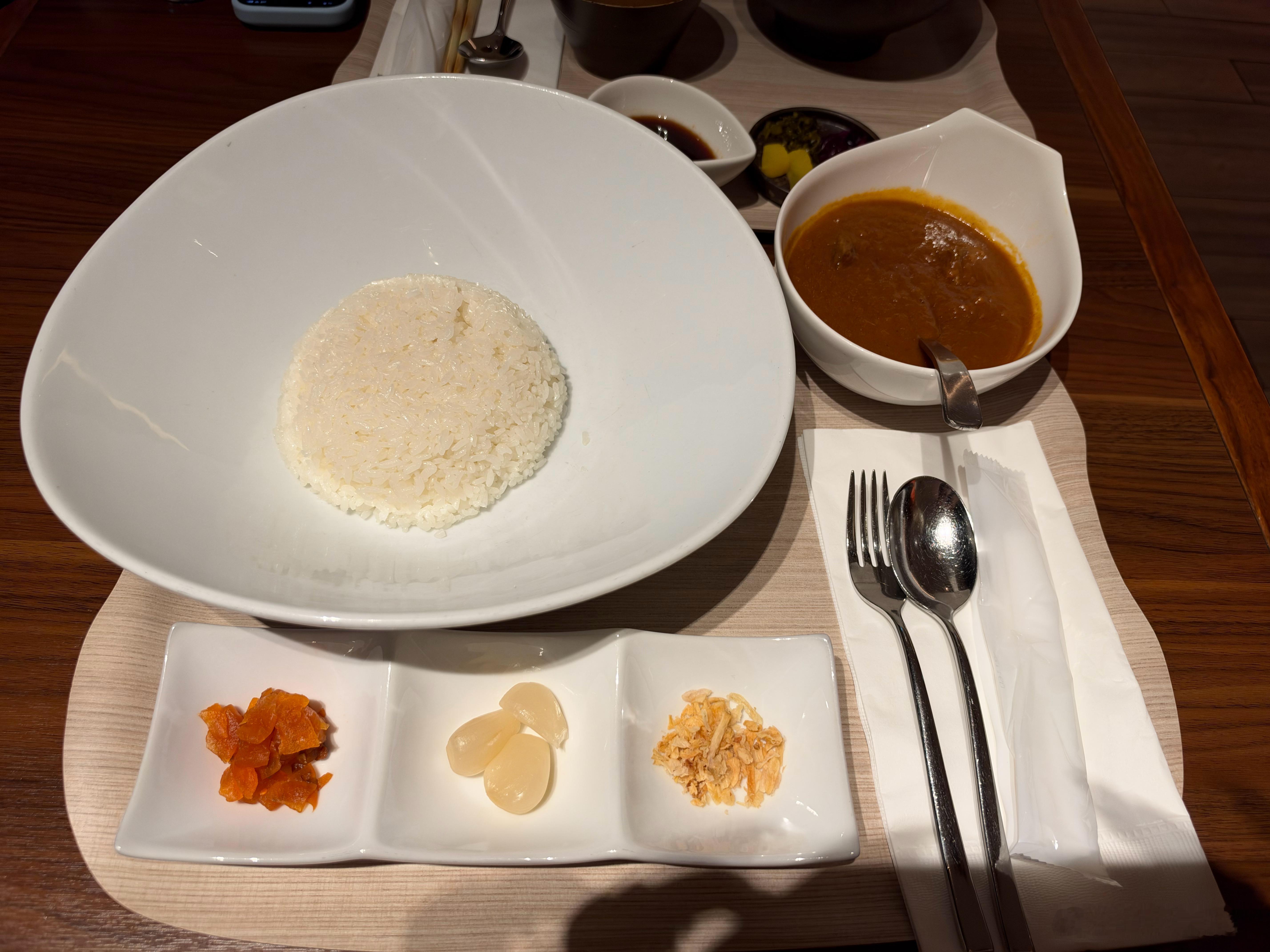 来日本第一顿拉面+煎饺，我觉得还是一兰更好吃，汤的浓度可以调整，最近在家吃的口味清淡，出来吃饭吃啥都觉得很咸。下午一直睡觉，睡到迪士尼放烟花太响给我震醒了，明天吃完早餐就要去迪士尼玩一天了[爱慕][爱慕]。  ​​​