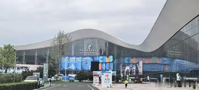 专家预判中国汽车品牌，未来只剩下这6家：
1、一汽，可能性占 90%
2、长安，可能性占 92%
3、上汽，可能性占 95%
4、吉利，可能性占 97%
5、奇瑞，可能性占 98%
6、比亚迪，可能性占99%
我还比较喜欢比亚迪仰望汽车。

2026成都车展上，仰望U8尽显国产百万豪车硬实力，打破硬