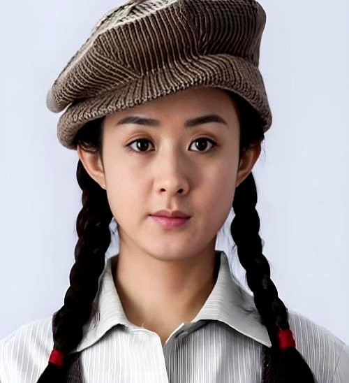 顶流女星赵丽颖，出道前天天守着复印机发呆。

她是河北廊坊人，家里条件一般。中专学了空乘专业，因为没钱放弃了当空姐，跑去家附近的一家管道防腐公司打工。

那会儿她每天就是打单据、做报表、给别人倒茶水。她当时心里想的，就是千万别把表打错挨骂。去销售部干活时，还因为喝酒喝出了急性肠胃炎。

2006年上