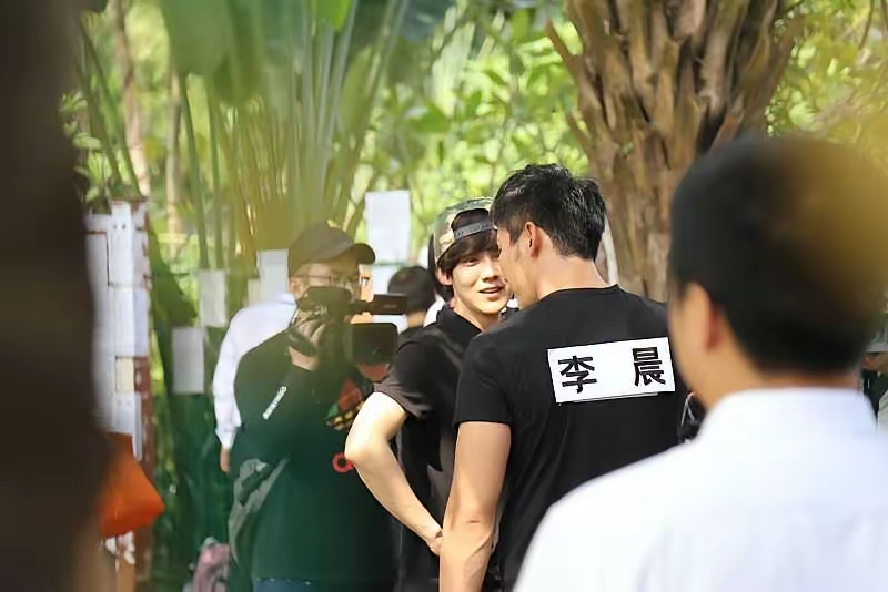 白鹿在跑男的“双标眼神”被扒：对着李晨躲着走，对着郑恺绕着走，藏着综艺圈最真实的社交潜规则
追了《跑男》好几季的老粉，最近把正片、花絮、甚至路人拍的场外路透翻了个底朝天，终于扒出了白鹿藏在镜头边角的“社交小心思”——她看李晨和郑恺的眼神，差得简直像对着两个完全不熟的陌生人，根本不是大家平时以为的“全