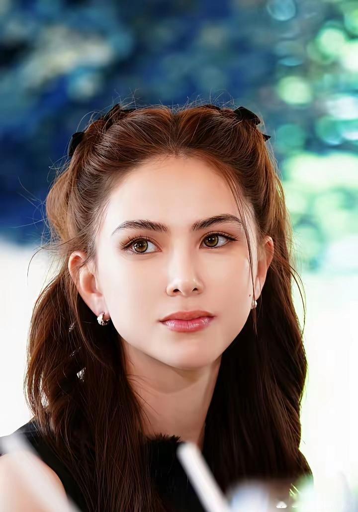 别总说"命好"是天生的
昆凌，台北西门町长大的普通姑娘，三岁爸妈就离了，小时候还因为是混血被同学叫"红毛猩猩"。
结果呢？17岁在周杰伦投资的潮服店打个小工，经朋友一介绍，就认识了周天王。2015年英国教堂一结婚，年纪轻轻就当上了"天王嫂"，婚后生了一女一男一女，凑成一个"好"字，妥妥的人生赢家 ​