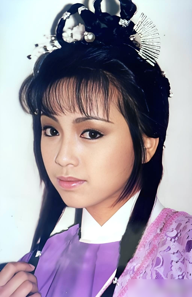 大哥万梓良，当街给19岁小女友下跪。
那是1985年，拍《薛仁贵征东》，邓萃雯跟万梓良因戏生情。一个19，一个28，差了九岁。邓萃雯从小缺父爱，看万梓良是亦父亦师亦友，把崇拜当成了爱情。
万梓良是真宠，宠到没边。邓萃雯耍性子，他直接在大马路上下跪赔礼，围观路人都看傻了。可越宠，越失衡。邓萃雯那会