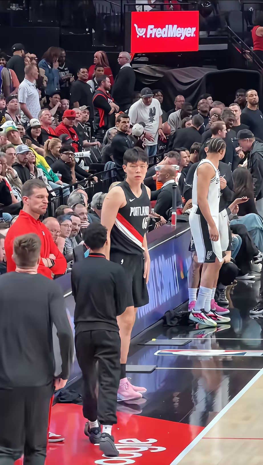 开拓者的杨瀚森又只在垃圾时间捞到上场机会💔 斯普利特全程脸黑牙咬碎...