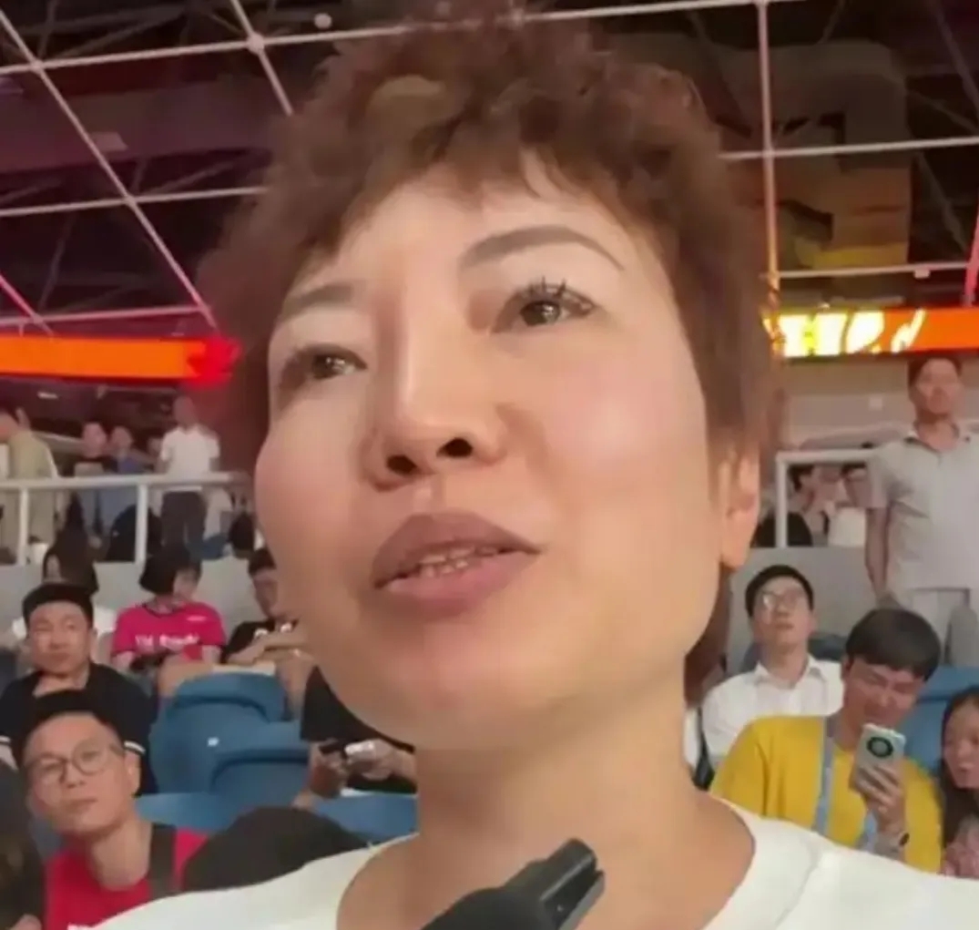 廖三宁能走到今天，离不开爸妈的默契配合。爸爸管球，从小带他练基本功、抠技术细节；妈妈管生活，把儿子身后的一切都安排得妥妥帖帖。

       球衣装备永远是妈妈在操心，赛前紧张了也是她陪着聊几句、松松心。从青年联赛一路打到国家队，赢了球母子俩抱在一起的画面，看过的人都记得。赛后人群挤过来，也是她挡
