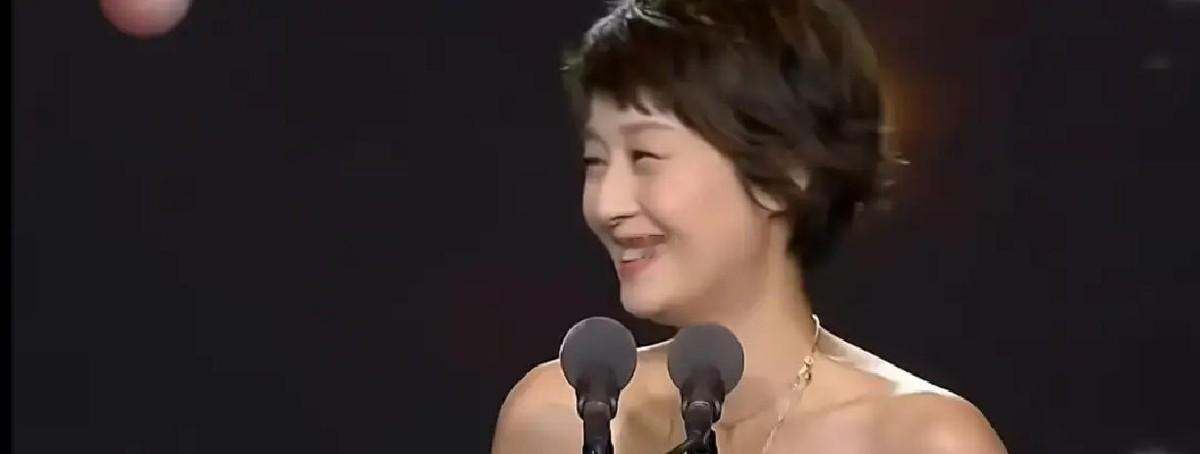 平时看惯了马伊琍演那种雷厉风行的大女主，总以为现实里她也是个风风火火的要强性子，没想到这次颁奖典礼上算是让人开了眼

张国立在台下笑得脸上的褶子都堆在一块儿了，旁边坐着的一排娱乐圈大腕全在捂着嘴偷乐

起因就是马伊琍上台领奖的时候没按套路出牌

拿过话筒一开口，直接对着台下软乎乎地来了一句国立叔叔