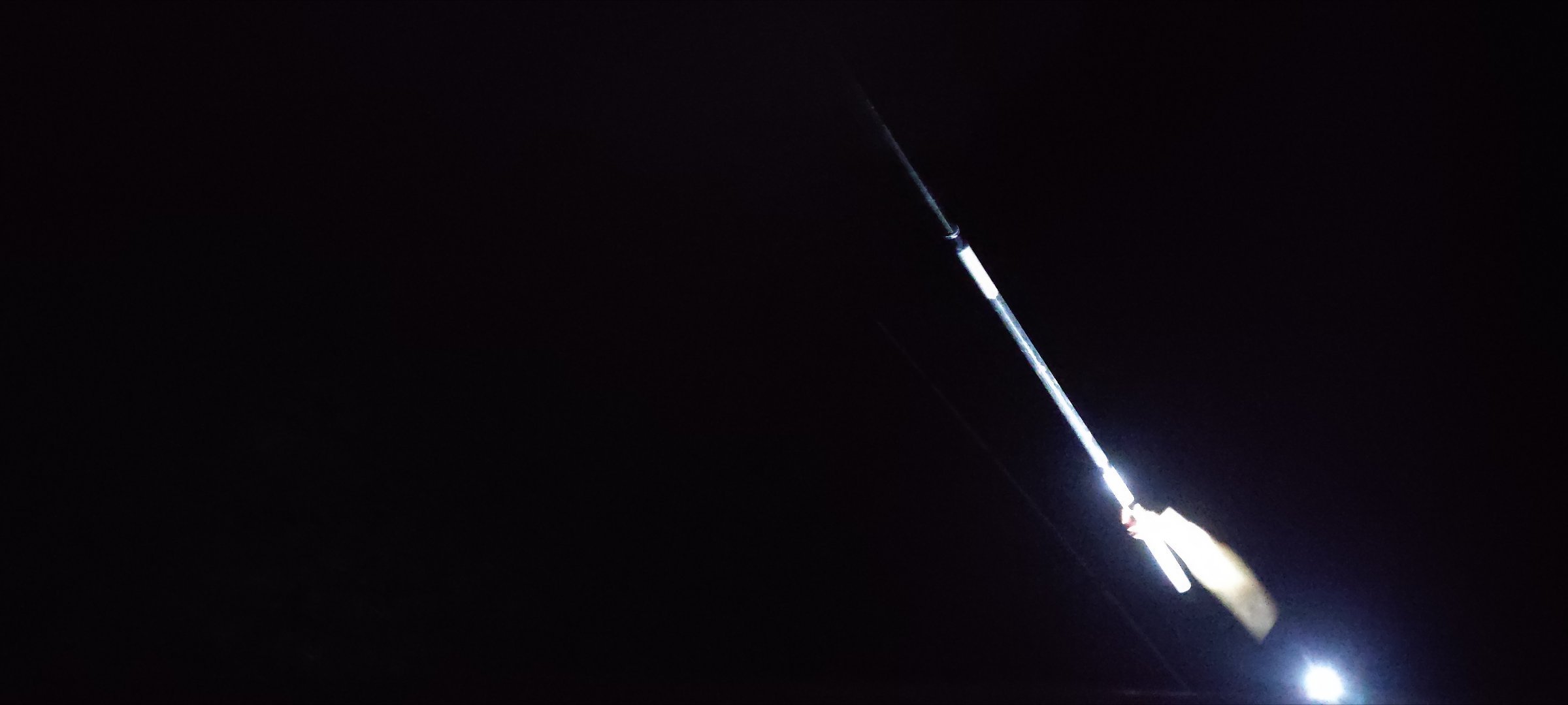 散步。偷拍夜间垂钓者们。 ​