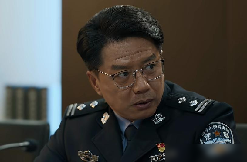 《藏锋》不懂就问，谭彦没有当上宣传处的处长，调到特警支队当政委，谭彦很不愿意，他的兄弟们也不高兴，特警支队政委比宣传处处长级别低吗。

作为在市局系统摸爬滚打二十年的老政工，说句实在话，这俩岗明明是平级，真要论发展前景，特警支队政委反而更香。

别光看宣传处朝九晚五能顾家，干的大多是务虚的活，干得再