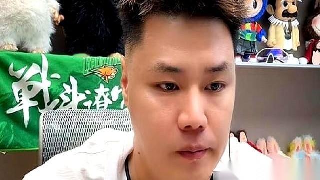 赵继伟在辽宁队被安排去打替补。
他身上其实带着右膝积液、左膝半月板旧伤、腰突伴随神经疼，连脚踝都有二级损伤，喉咙还裂过软骨。
主教练乌戈得把第二阵容交给他，撑到决胜时刻再把球权拿回来。
贺天举把这层窗户纸捅破的时候，不少人第一反应大概还以为这是状态不行了。
可你看看这副身子骨，换成普通的打工人，早该