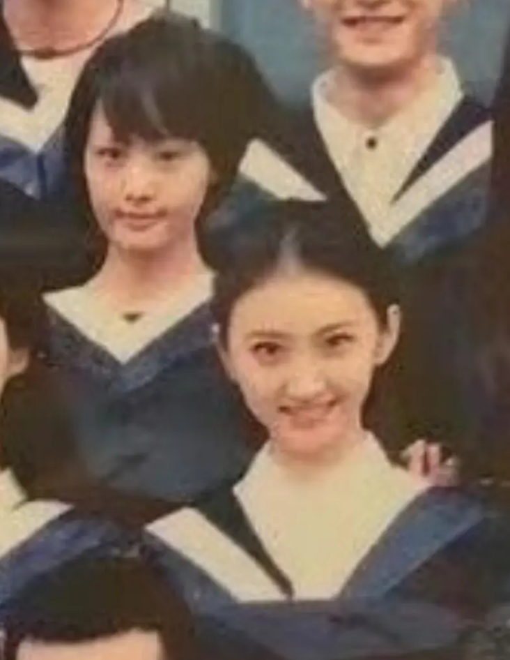 郑爽和景甜，同样是2007级北电同班的学生，更是同一宿舍的姐妹花，一个清纯时期火的一塌糊涂，一个长得甜美惹人爱得却怎么捧都很难红。

再看二人现在的处境，一个彻底从荧幕中消失，一个频繁被负面消息缠身，让人唏嘘！！！